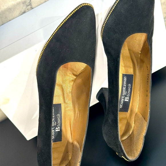 Stuart Weitzman Women's Black and Gold Courts - Picture 7 of 7